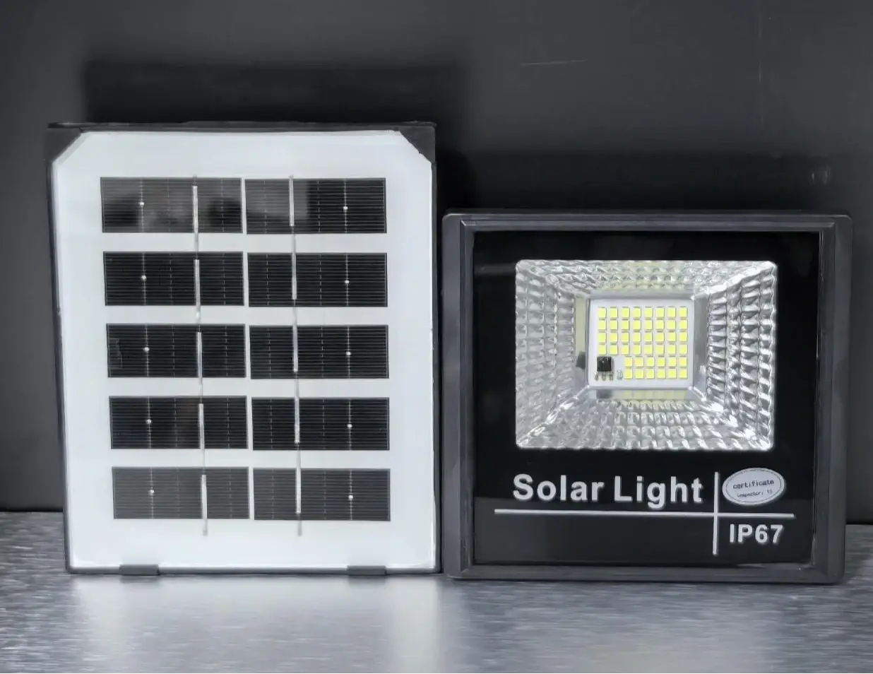 J‑25 solar flood light, lamp head with separated solar panel